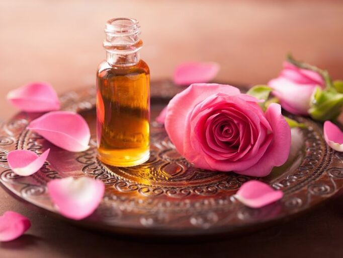 L'huile de rose peut être très bénéfique pour le renouvellement cellulaire de la peau. 