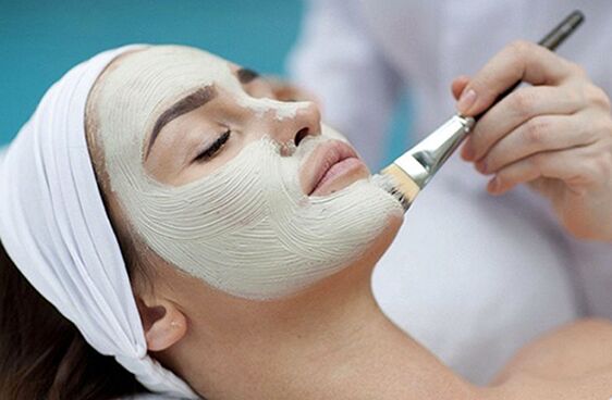 Le peeling du visage est l'une des méthodes esthétiques de rajeunissement de la peau